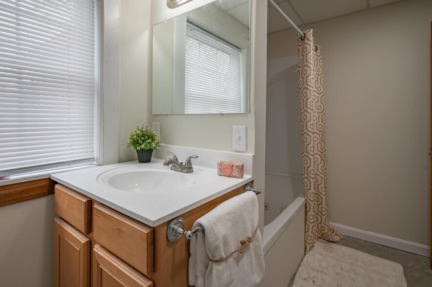 Building Photo - 459 Central St