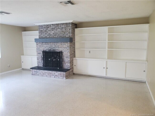 Building Photo - 3331 NE Skyline Dr