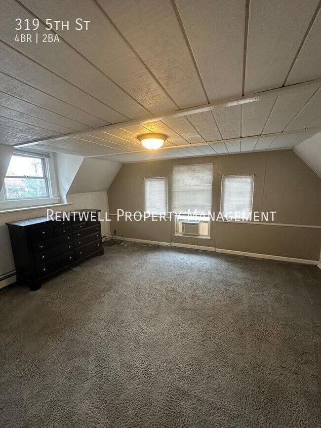 Building Photo - 319 5th St