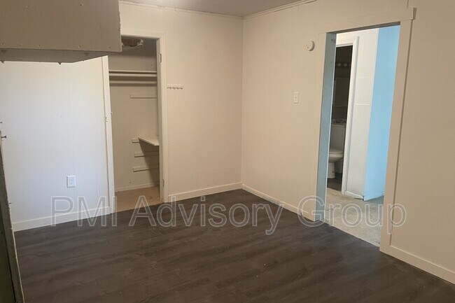 Building Photo - 3336 SE Girard St