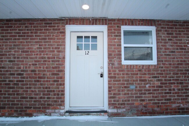 Building Photo - Beautifully remodeled and completed 1 bedroom apartment. FREE MONTH OF RENT!*