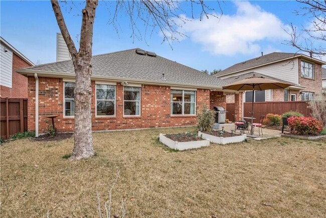 Building Photo - Darling 1 story 3 Bedroom home 2 car garage
