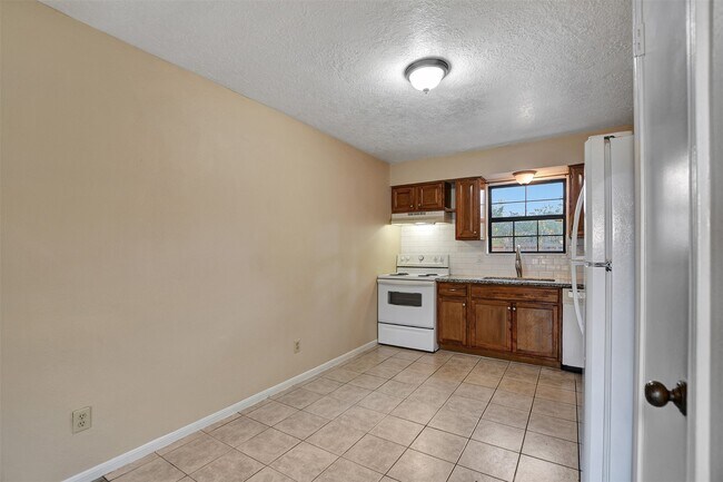 Building Photo - 1706 Longview St