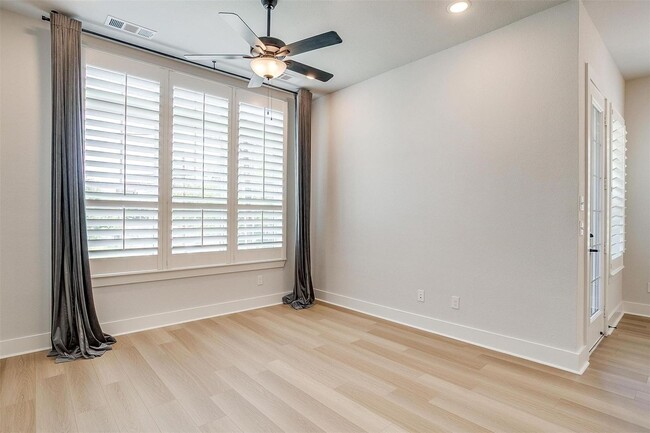 Building Photo - Stylish, Upgraded 3-bedroom, 2.5 bathroom ...