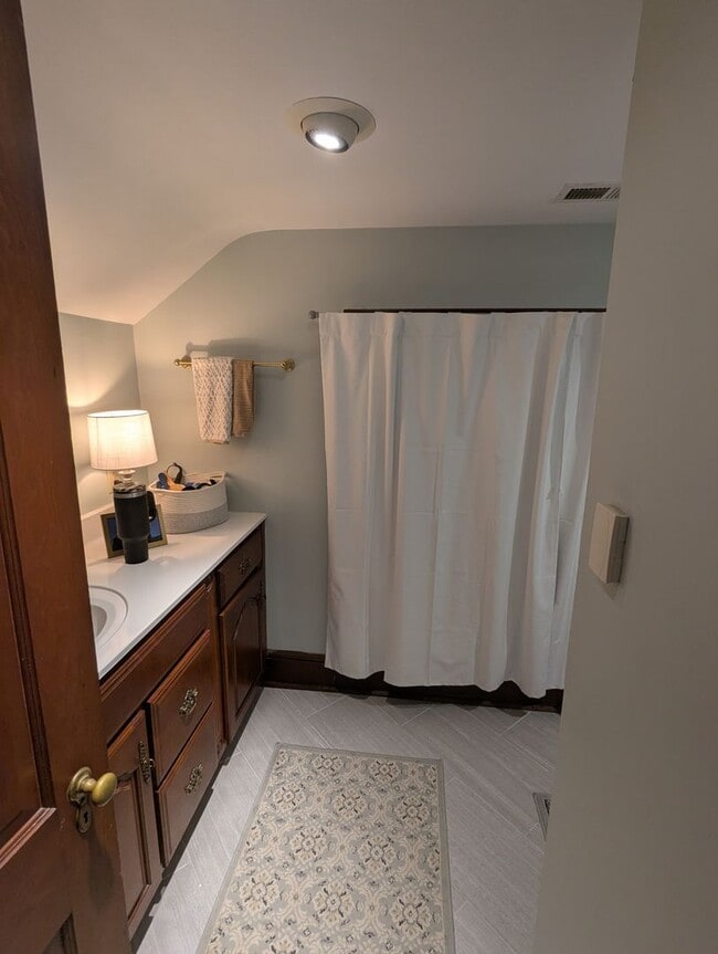 Building Photo - Avialable July 2026! 4 bedroom 2 bath hous...