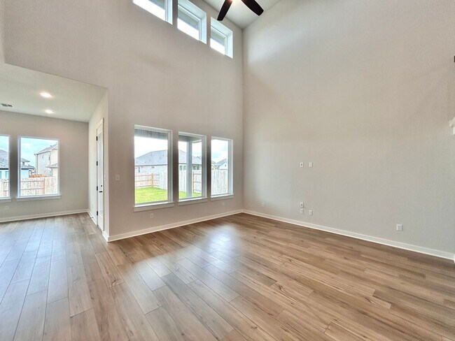 Building Photo - Modern 5/BR 4/BA with Stylish Finishes, Sp...