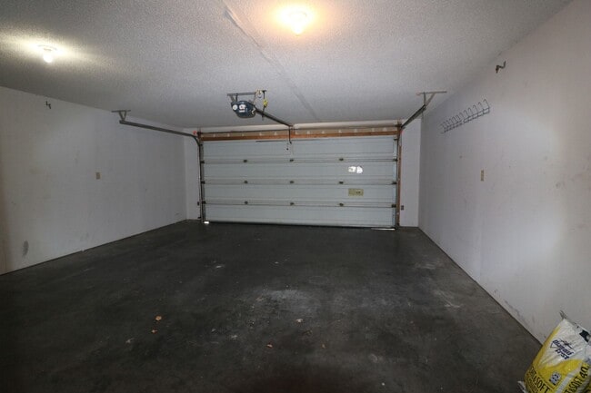 Building Photo - Beautiful 3 bedroom home just minutes from Manhattan and Fort Riley!