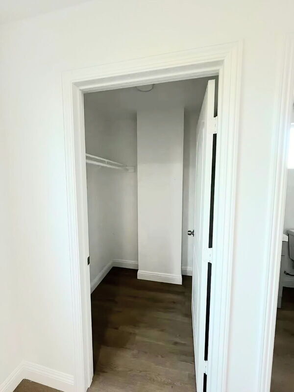 Building Photo - 1731 E 68th St