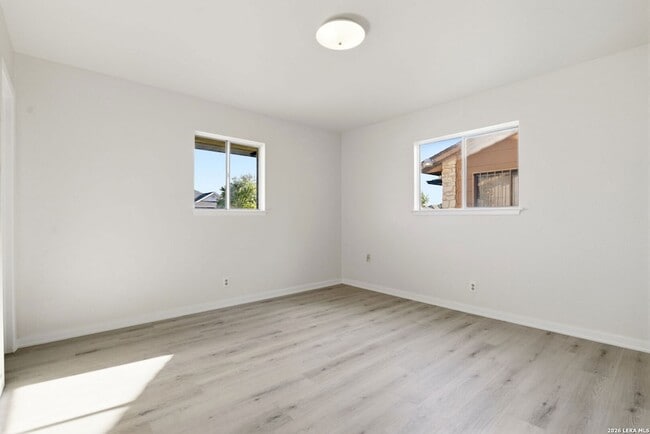 Building Photo - 4606 Hollyspring Dr