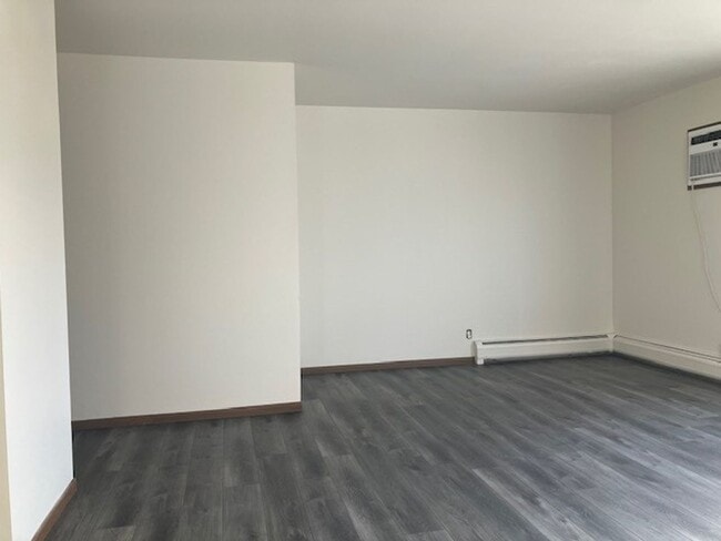 Building Photo - 112 S Wisconsin St