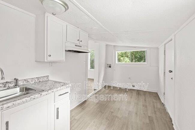 Building Photo - 3230 Arlington Ave