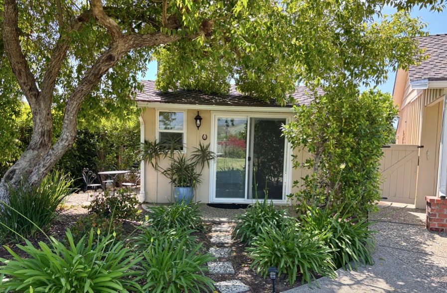 Building Photo - 880 Cambridge Dr