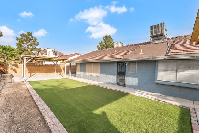 Building Photo - Spacious Single-Story Living with Oversized Lot and Dual Living Areas!