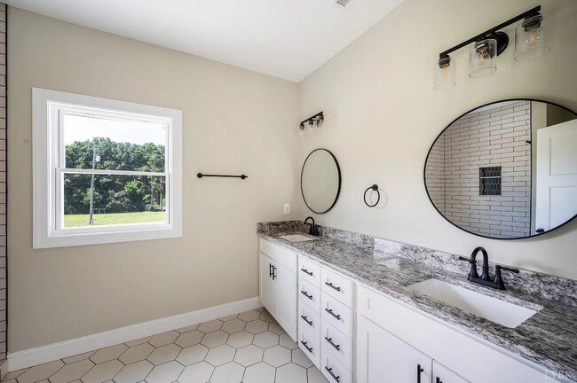 Building Photo - Gorgeous new construction in Gladys!