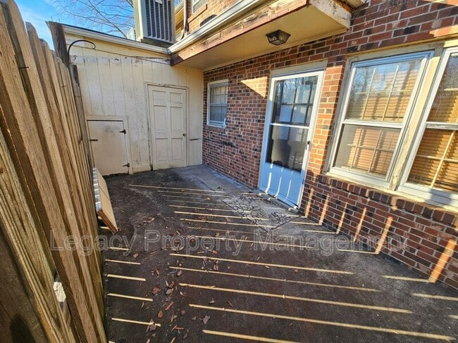 Building Photo - 514 Peele St