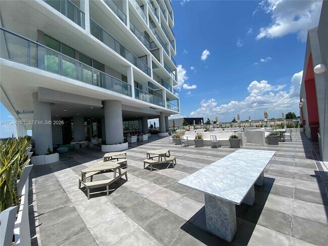 Building Photo - 2000 Metropica Wy