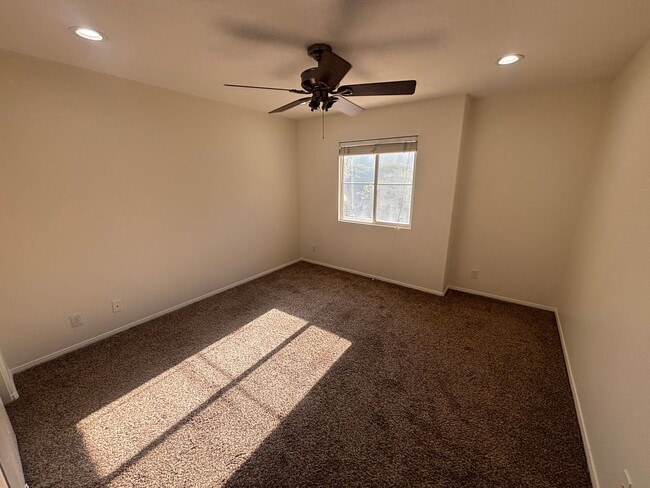 Building Photo - 3 Bedroom Towhome for Rent in Canyon Country!