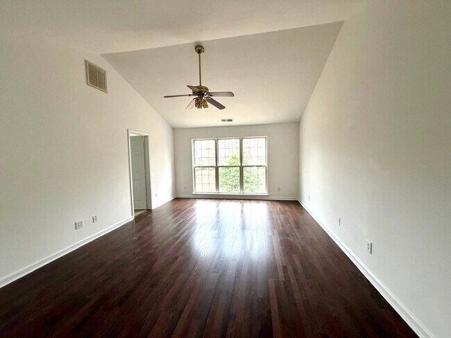 Building Photo - 6229 Bells Mill Dr