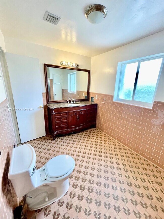 Building Photo - 4430 W Broward Blvd