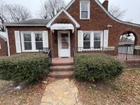 Building Photo - Quaint Brick Cottage w/Covered Parking