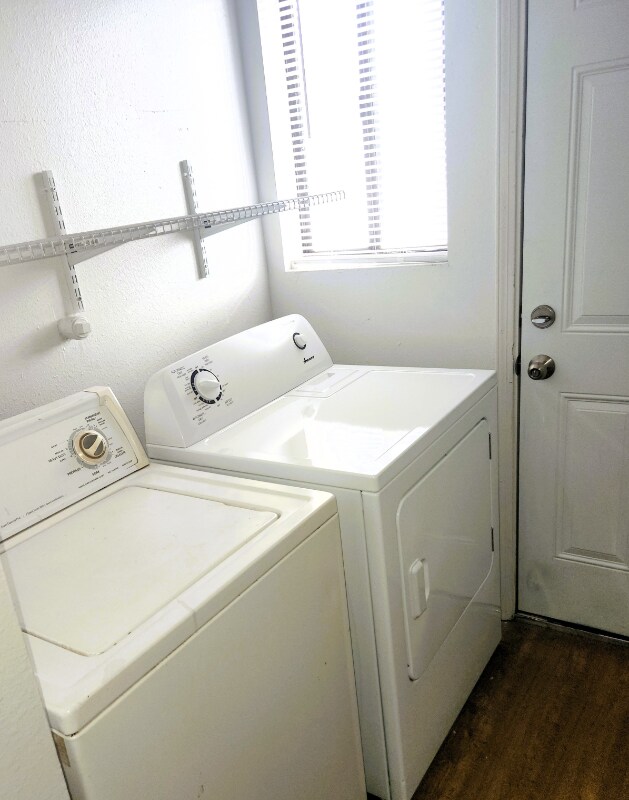 Building Photo - 516 Lewis Ave SE