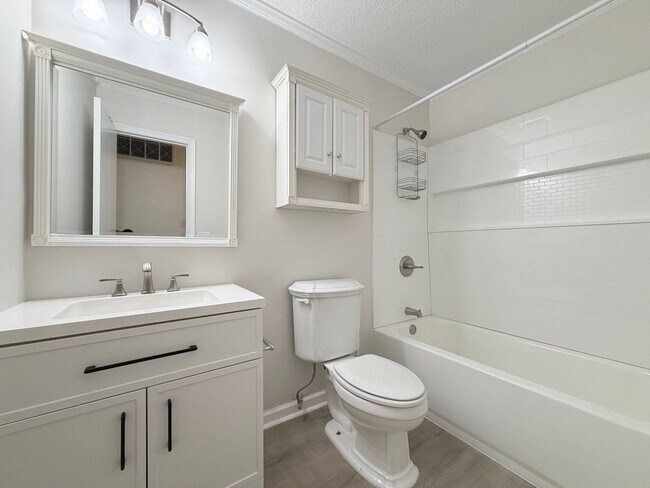 Building Photo - 121 Westview Dr