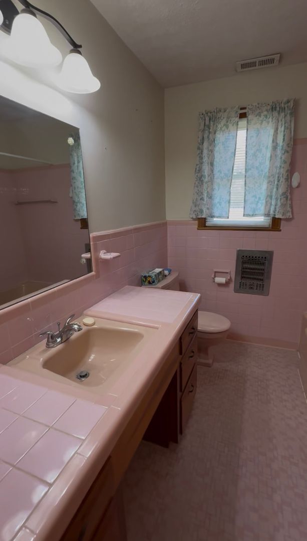 Building Photo - Charming 2 Bed, 1 Bath Triplex