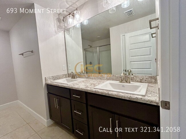 Building Photo - 693 Moment St