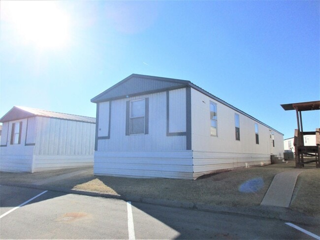 Building Photo - Super Cute & Clean!
