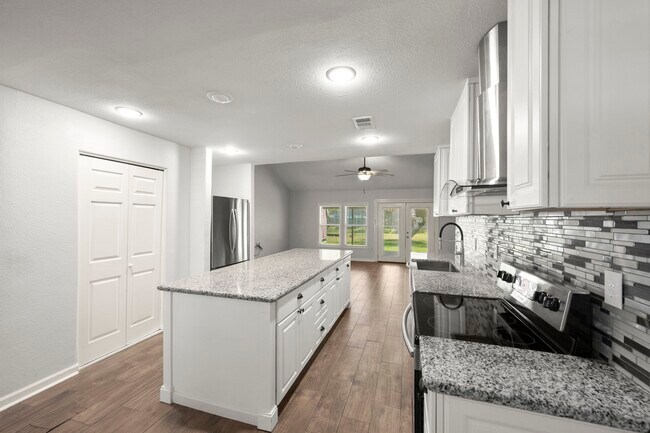Building Photo - 2909 Livingston Dr