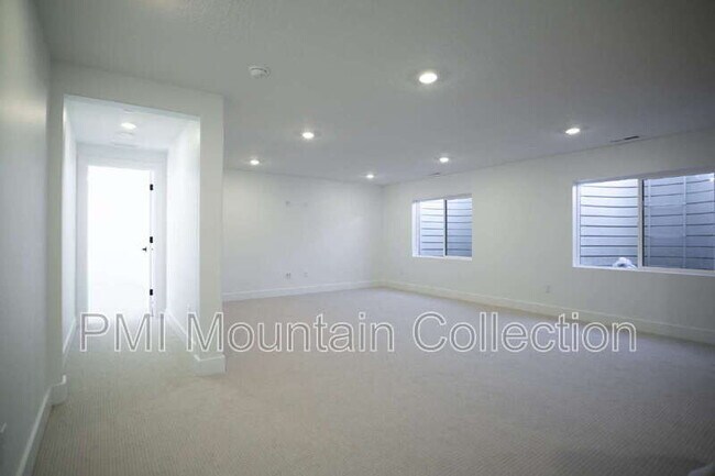 Building Photo - 459 Rimrock Ln