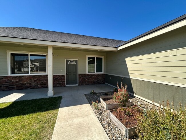 Building Photo - Beautiful Home with Quartz Countertops!