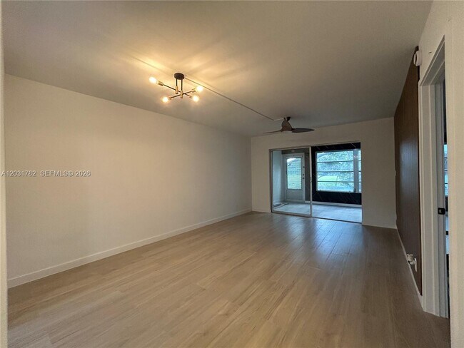 Building Photo - 609 S State Rd 7
