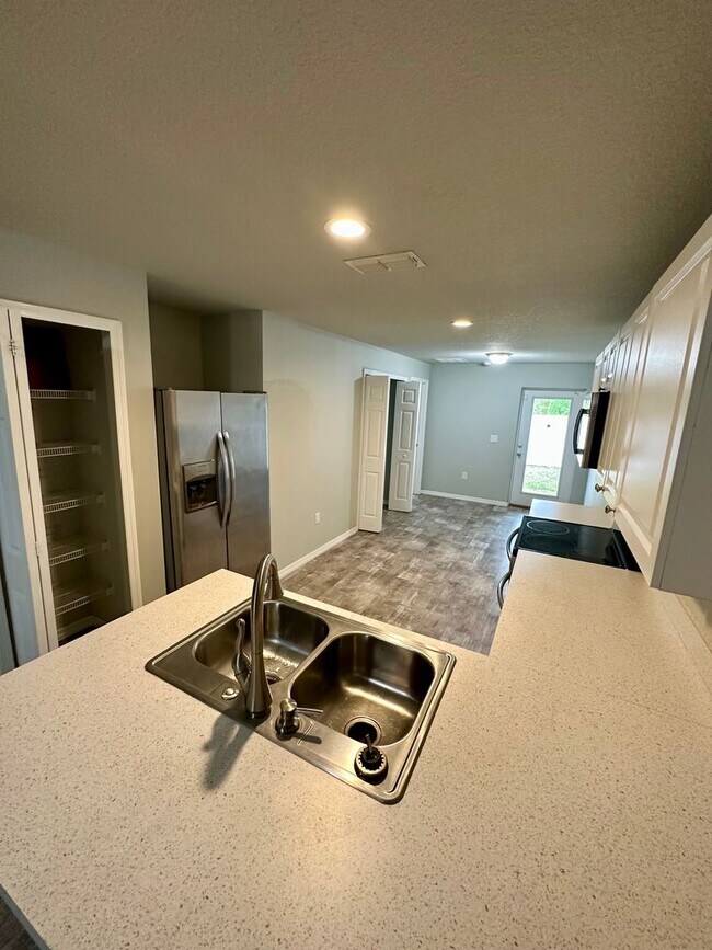 Building Photo - 2027/2029 Guava Drive