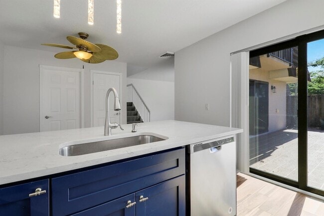 Building Photo - 2324 23rd Ct