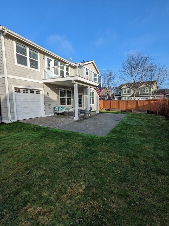 Building Photo - Large 3BD plus bonus rm and den