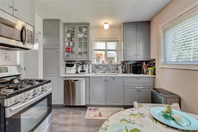 Building Photo - Beautiful Home in Dearborn Heights