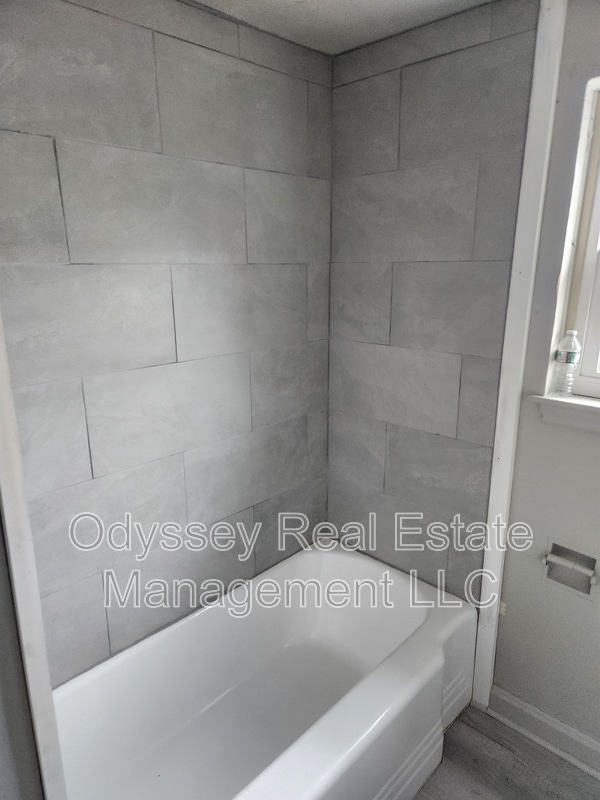 Building Photo - 210 W Spencer Ave