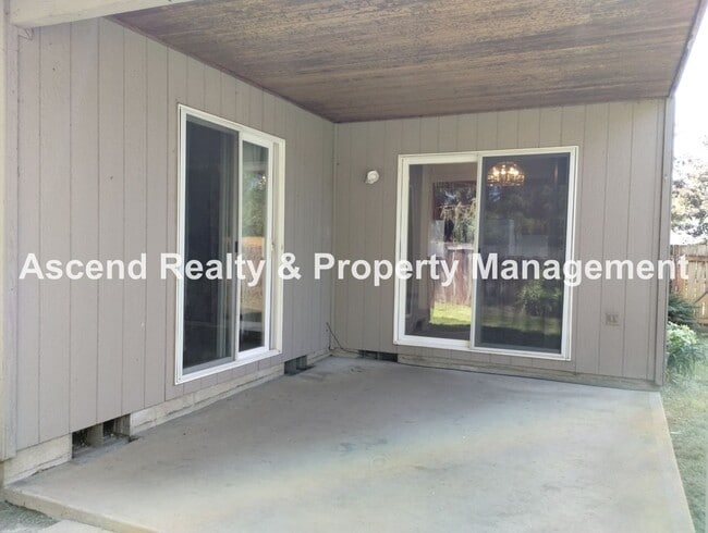 Building Photo - Ranch in Quiet Neighborhood with Fenced Ya...