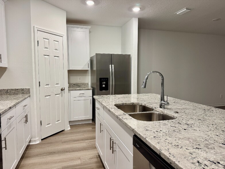 Building Photo - 2955 Sunstar Dr