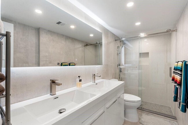 Building Photo - 2030 S Ocean Dr