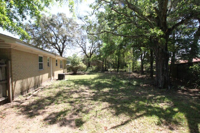 Building Photo - Updated Northeast Pensacola 3BR Home with Granite Kitchen, Tile Floors & Garage