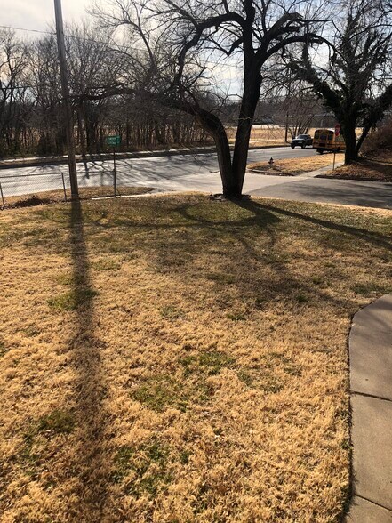 Building Photo - 2358 S Crestway St