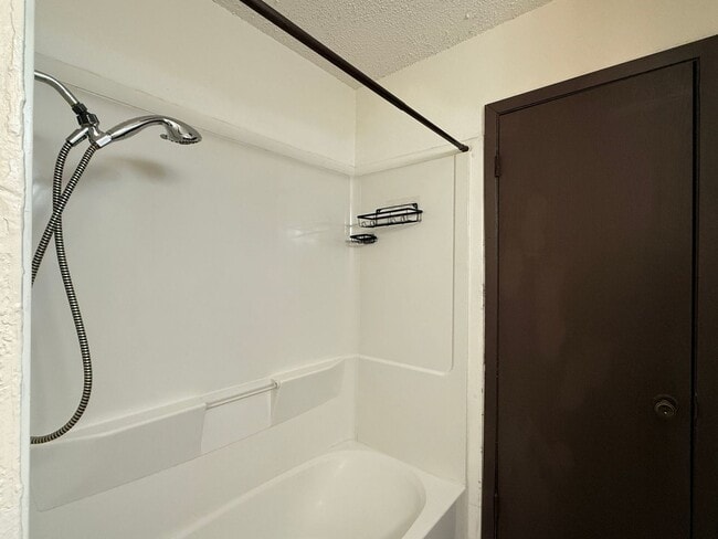 Building Photo - SECTION 8/HUD ACCEPTED - AVAILABLE NOW!