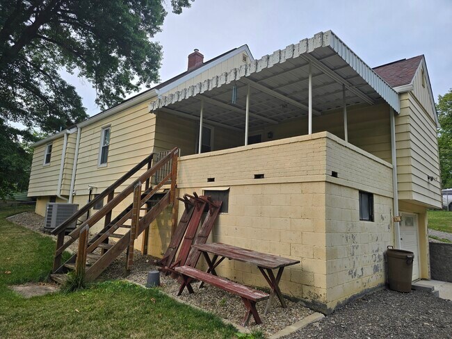 Building Photo - 302 South Dr