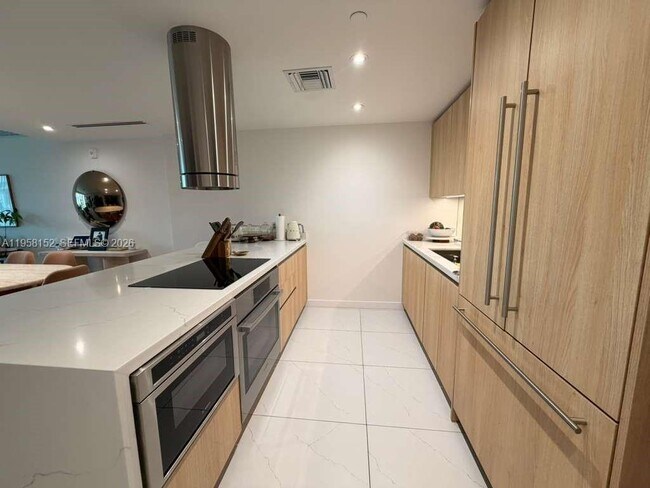 Building Photo - 9901 W Bay Harbor Dr