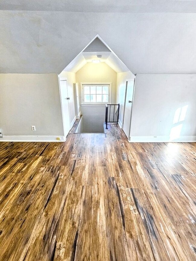 Building Photo - Spacious 3-Bedroom 1 Bathroom Apartment Ne...