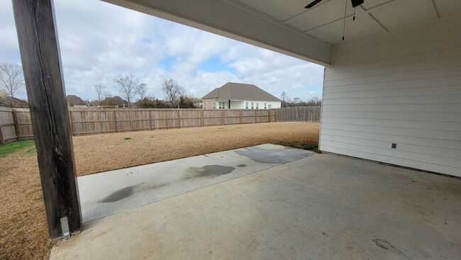 Building Photo - 4 bedroom 3 bath home in Baton Rouge