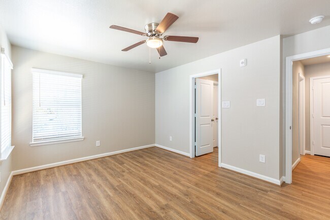 Building Photo - 217 Pk Pl Cir