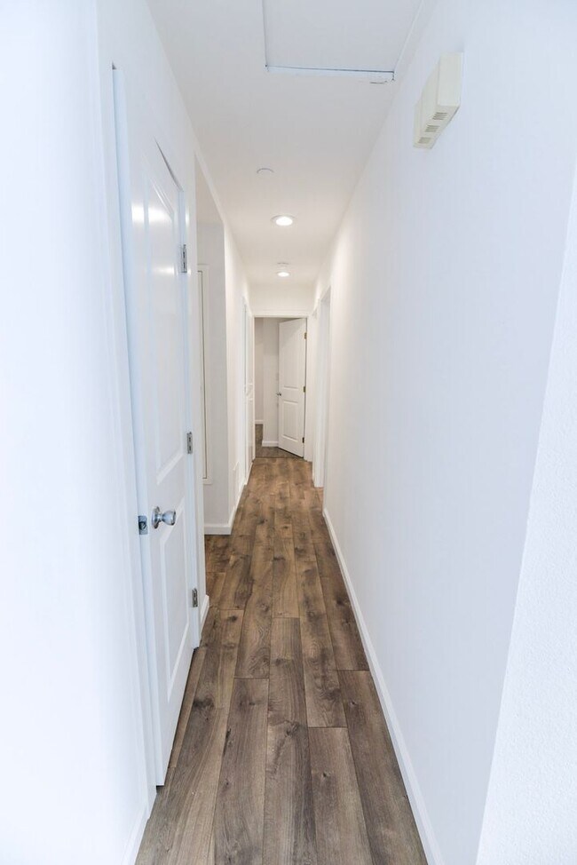 Building Photo - 257 Avenida Victoria